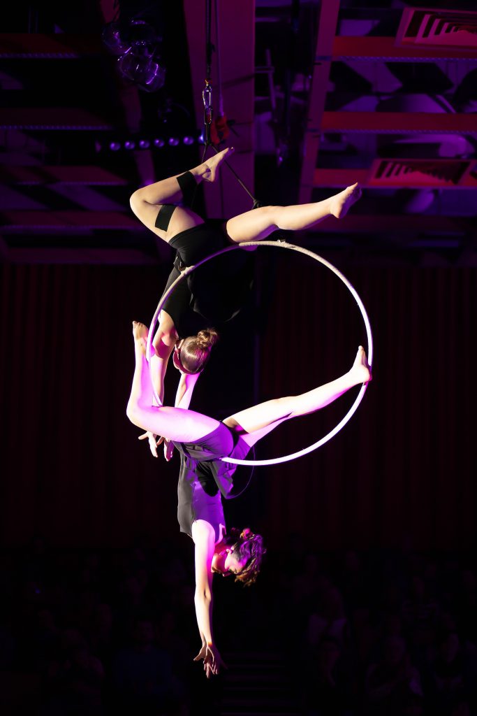 Akrobatik im Circus Zappelino